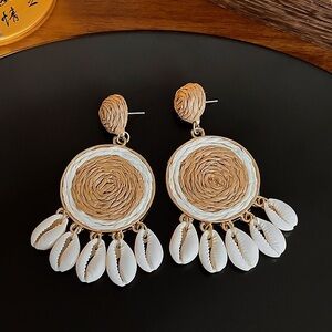 Chic Shell Drop Earrings in Tan and White